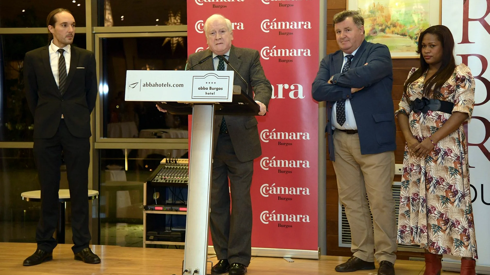 El presidente de la Cámara de Comercio de Burgos, Atonio Méndez Pozo (2I, acompañado por el presidente de la Denominación de Origen Ribera del Duero, Enrique Pascual (2D), entre otros