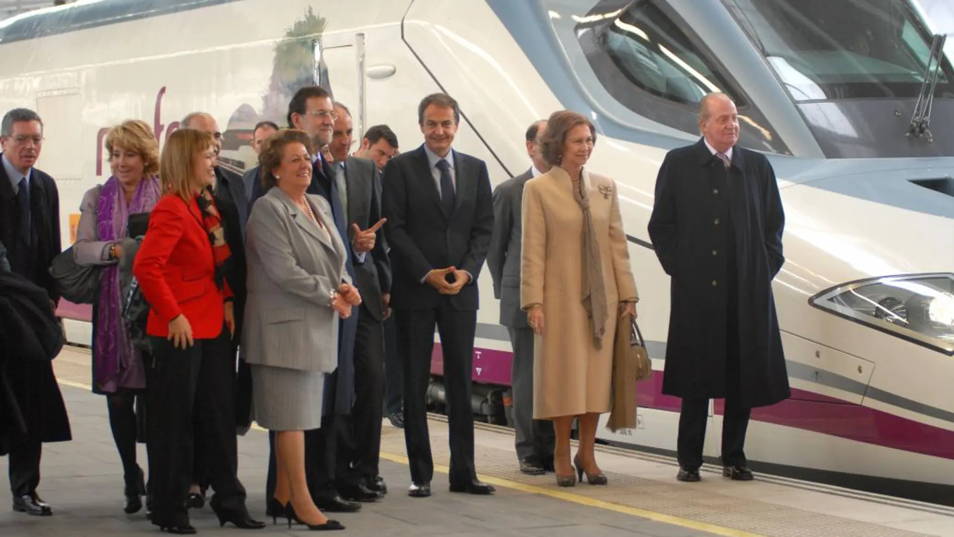 Rita Barberá, Mariano Rajoy, José Luis Rodríguez Zapatero y los Reyes don Juan Carlos y doña Sofía, el día de la inauguración del AVE Madrid-Valencia