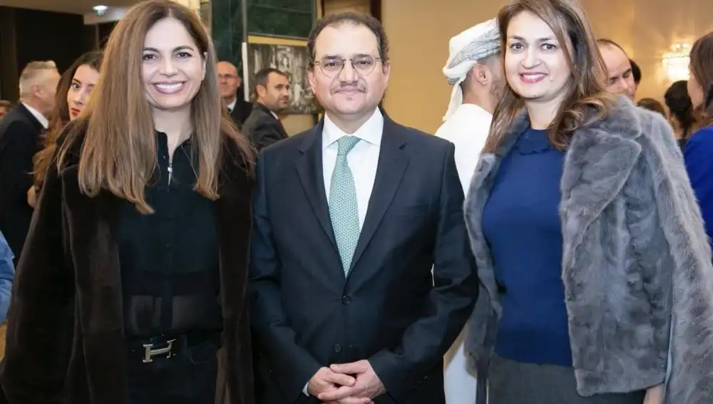 Nasrim Zhiyan, Su Alteza Príncipe Mansour Binkhalid Al Farhan Al-Saud, el embajador de Arabia Saudita y Koula Sophianou, la embajadora de Chipre