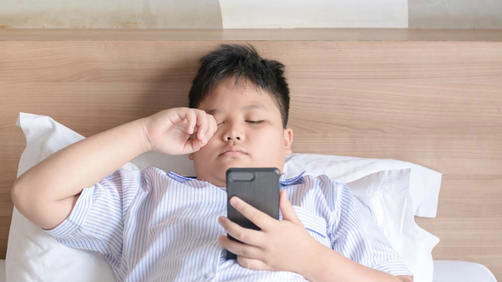 Los expertos recomiendan no utilizar el móvil antes de ir a dormir, porque la luz que emite la pantalla puede alterar el sueño