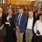 Edmundo Bayón, presidente de Bodegas Protos, tras recibir el reconocimiento de la Cata Ópera Prima. junto a la diputada Inmaculada Toledano, el alcalde de Peñafiel, Elías Arranz, y el presidente de la D.O. Ribera de Duero, Enrique Pascual, entre otros