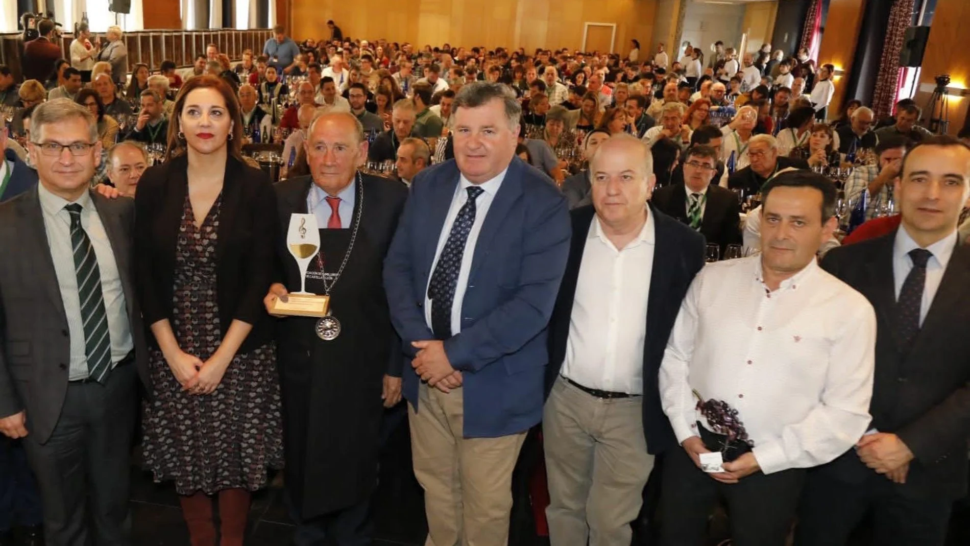 Edmundo Bayón, presidente de Bodegas Protos, tras recibir el reconocimiento de la Cata Ópera Prima. junto a la diputada Inmaculada Toledano, el alcalde de Peñafiel, Elías Arranz, y el presidente de la D.O. Ribera de Duero, Enrique Pascual, entre otros