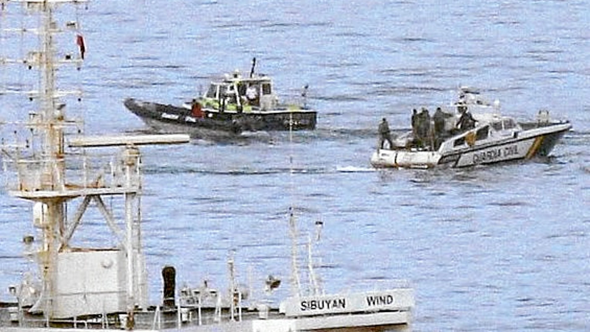 Una patrullera de la Guardia Civil opera en aguas del Estrecho