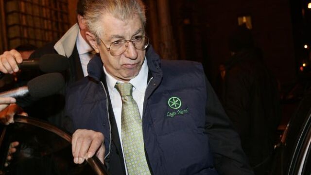Dimite el eterno aliado de Berlusconi