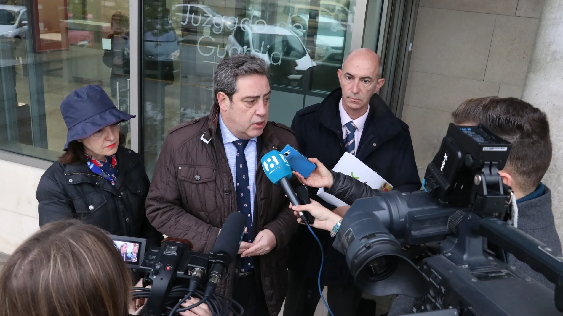 Los diputados Llanos y Criado, y el concejal Gosálves, han presentado la denuncia en el juzgado de guardia.