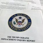 El informe de los demócratas en el Comité de Inteligencia de la Cámara sobre el "impeachment" a Trump, fotografíado en Washington/AP