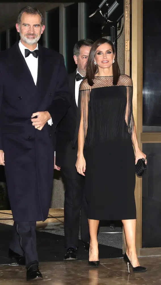 El rey Felipe VI y la reina Letizia, este martes, a su llegada a la celebración de la 99 edición de los premios de Periodismo ABC &quot;Mariano de Cavia&quot;, &quot;Luca de Tena&quot; y &quot;Mingote&quot; en Madrid.