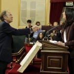 El senador y ex presidente del Senado por el PP, Pío García-Escudero felicita a la recién elegida presidenta de dicha cámara, la socialista Pilar Llop este martes, en el arranque de la XIV Legislatura con la constitución de la Cámara Alta. Foto: Cipriano Pastrano.