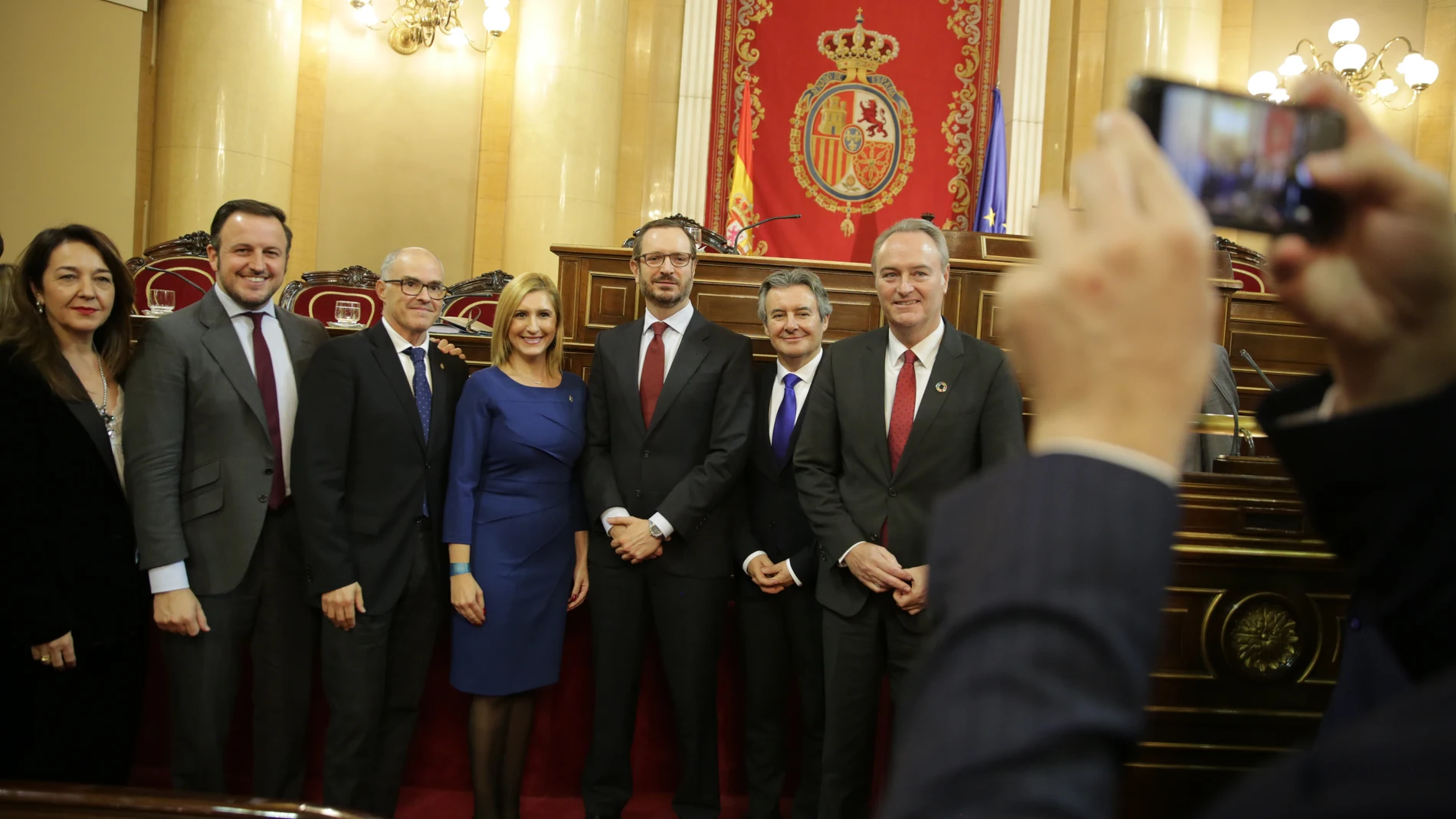 Senadores del PP posan hoy para una foto en el Senado. Foto: Cipriano Pastrano.