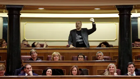 El dipuado de ERC, Jordi Salvador i Duch protesta durante un momento de las votaciones a la Mesa del Congreso en la constitución de la XIV legislatura. EFE/Emilio Naranjo