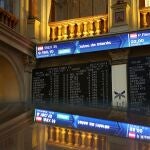 GRAF2123. MADRID, 03/12/2019.- Vista de un panel de la Bolsa de Madrid del principal indicador de la Bolsa española, el IBEX 35, que sube el 0,48 % tras la apertura y recupera el nivel de los 9.200 puntos, después de que el lunes se registrase la mayor caída de los últimos dos meses debido al anuncio de nuevos aranceles a productos franceses, y al acero y aluminio de Brasil y Argentina. EFE/Rodrigo Jiménez