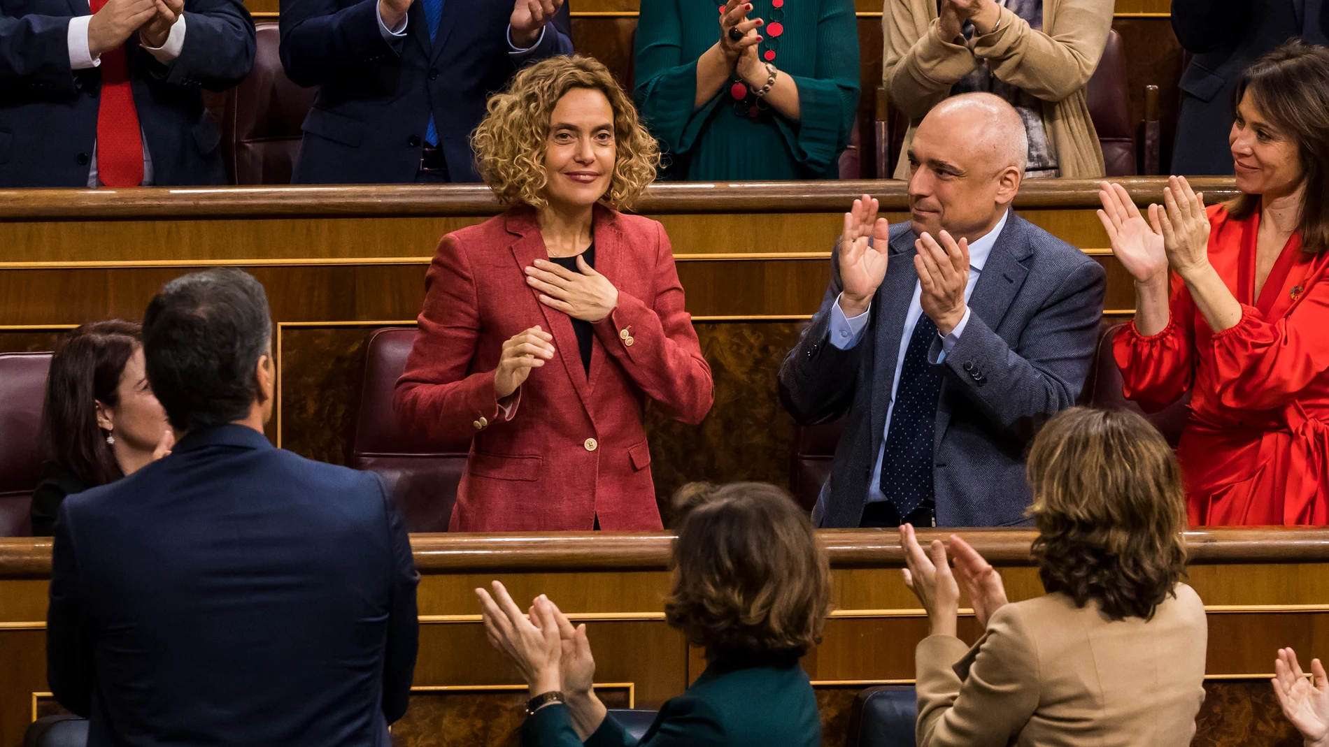 La presidenta del Congreso de los Diputados, Meritxell Batet recibe el aplauso del hemiciclo tras ser reelegida presidente del Congreso. Foto: Alberto R. Roldán.