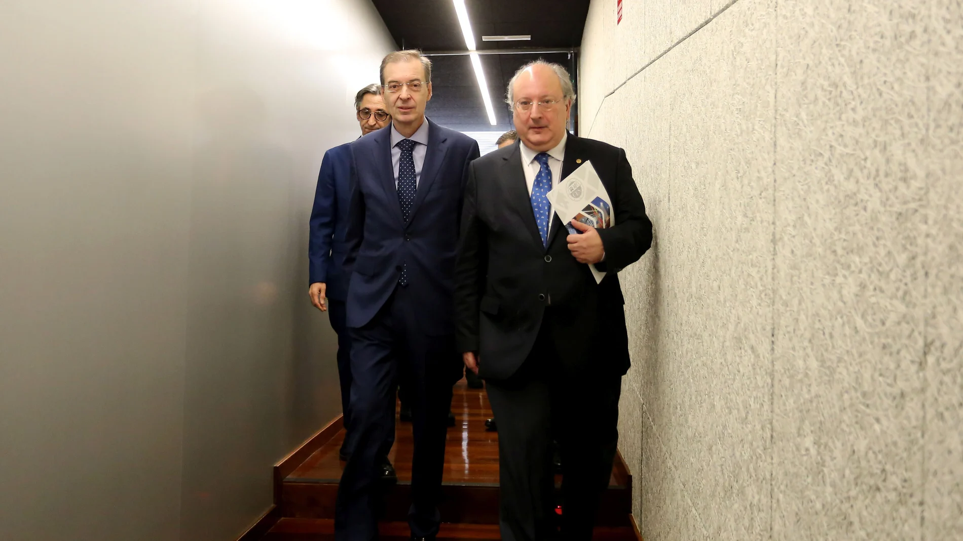 El consejero de Empleo e Industria, Germán Barrios, participa en la inauguración del VII Día del Economista. Junto a él, el presidente del CES, Enrique Cabero; y el decano del Colegio de Economistas de Valladolid, Juan Carlos de Margarida