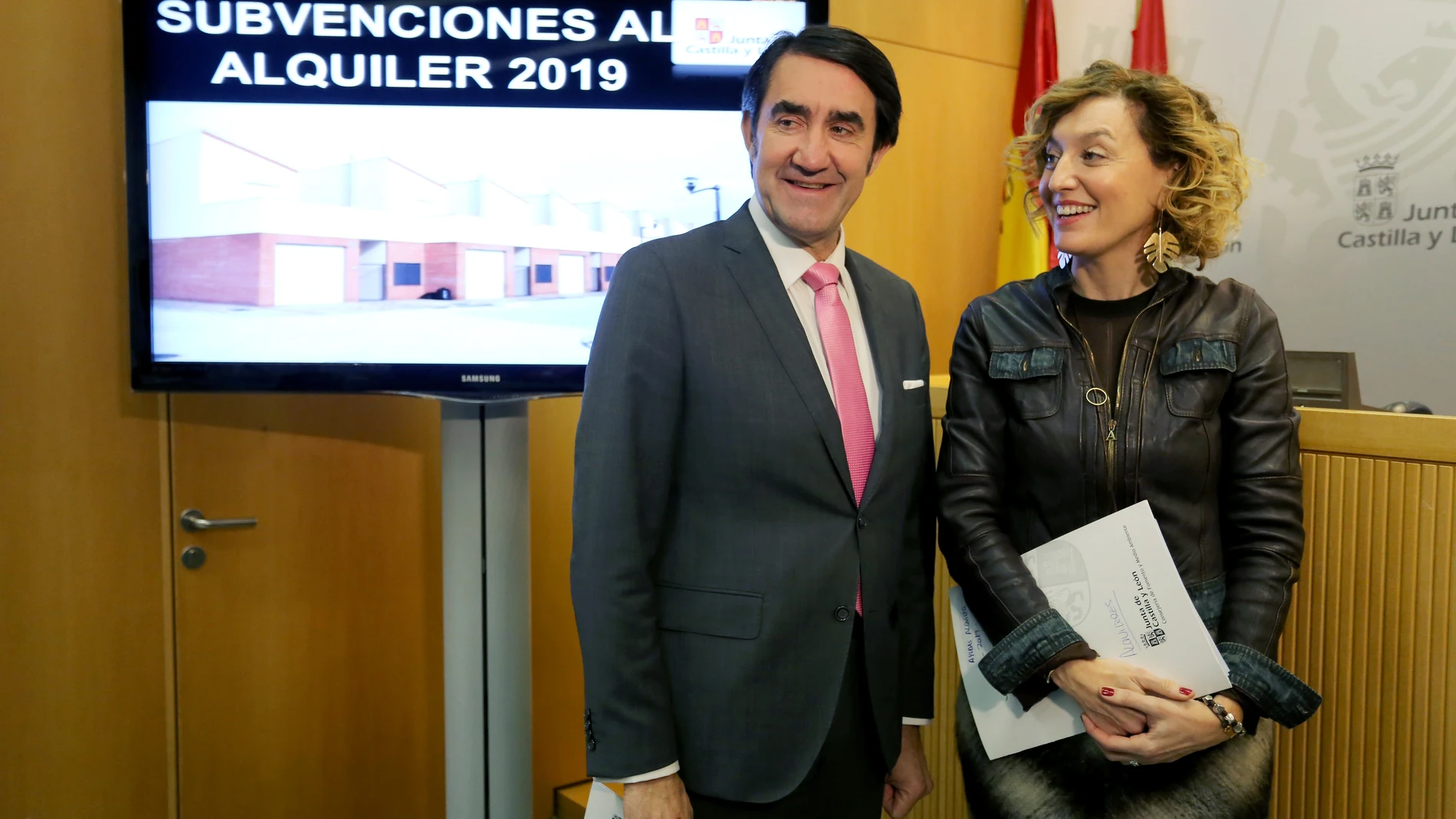 El consejero de Fomento y Medio Ambiente, Juan Carlos Suárez Quiñones, informa de la resolución de las ayudas al alquiler 2019. Junto a él, la directora general de Vivienda, Arquitectura y Urbanismo, María Pardo