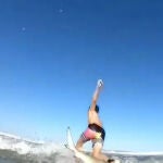 Un niño surfea en una playa de Florida y choca contra un tiburón