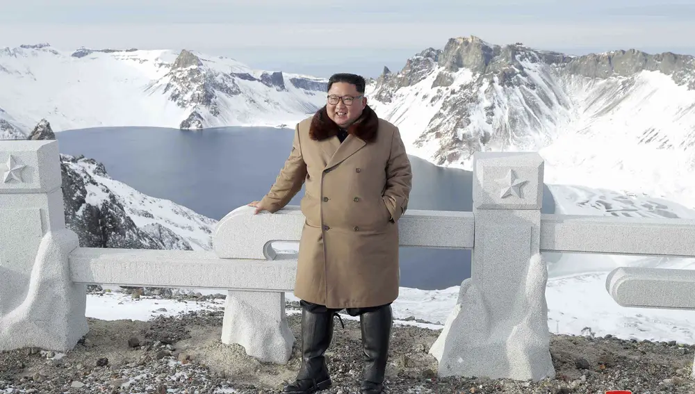 Kim Jong Un posa frente al lago desde el Monte Paektu