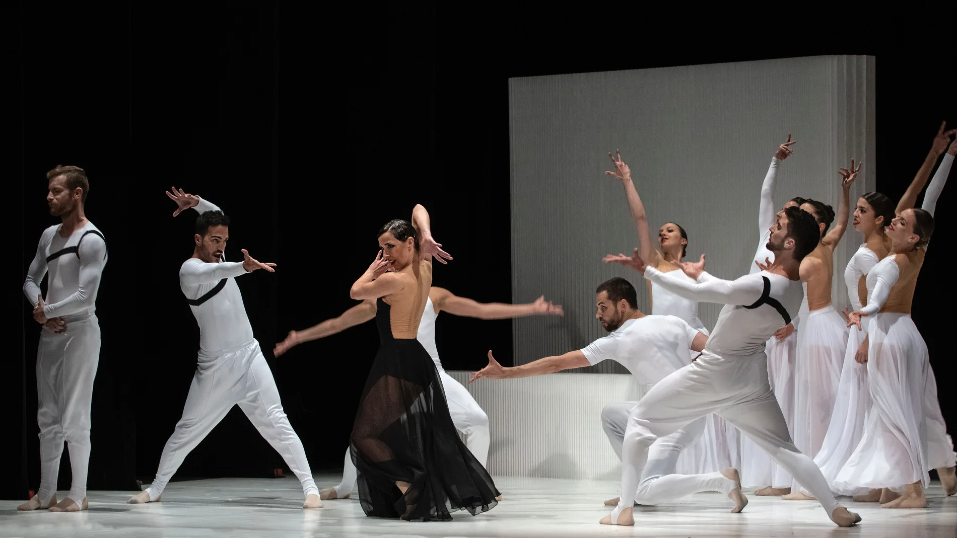 Con coreografía y dirección de Gustavo Ramírez Sansano, el vestuario Carmen.maquia fue diseñado por David Delfín