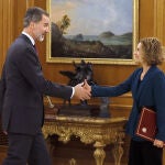 El rey Felipe VI y la presidenta del Congreso, Meritxell Batet, durante la audiencia hoy en el Palacio de La Zarzuela. La reunión marca un primer paso para fijar posteriormente las fechas de su ronda de consultas con los representantes de los partidos para proponer candidato a la investidura como presidente del Gobierno. EFE/Ballesteros POOL