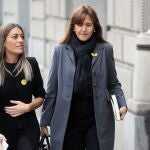 GRAF2954. MADRID, 04/12/2019.- Las diputada de JxCat Laura Borràs y Míriam Nogueras, a su llegada al Congreso, donde mantiene una reunión con la delegación del PSOE para abordar la investidura del presidente en funciones y candidato socialista, Pedro Sánchez. La reunión, que iba a tener lugar ayer, se aplazó a este miércoles por la lesión en el tobillo sufrida la portavoz del grupo socialista, Adriana Lastra. EFE/ Fernando Alvarado