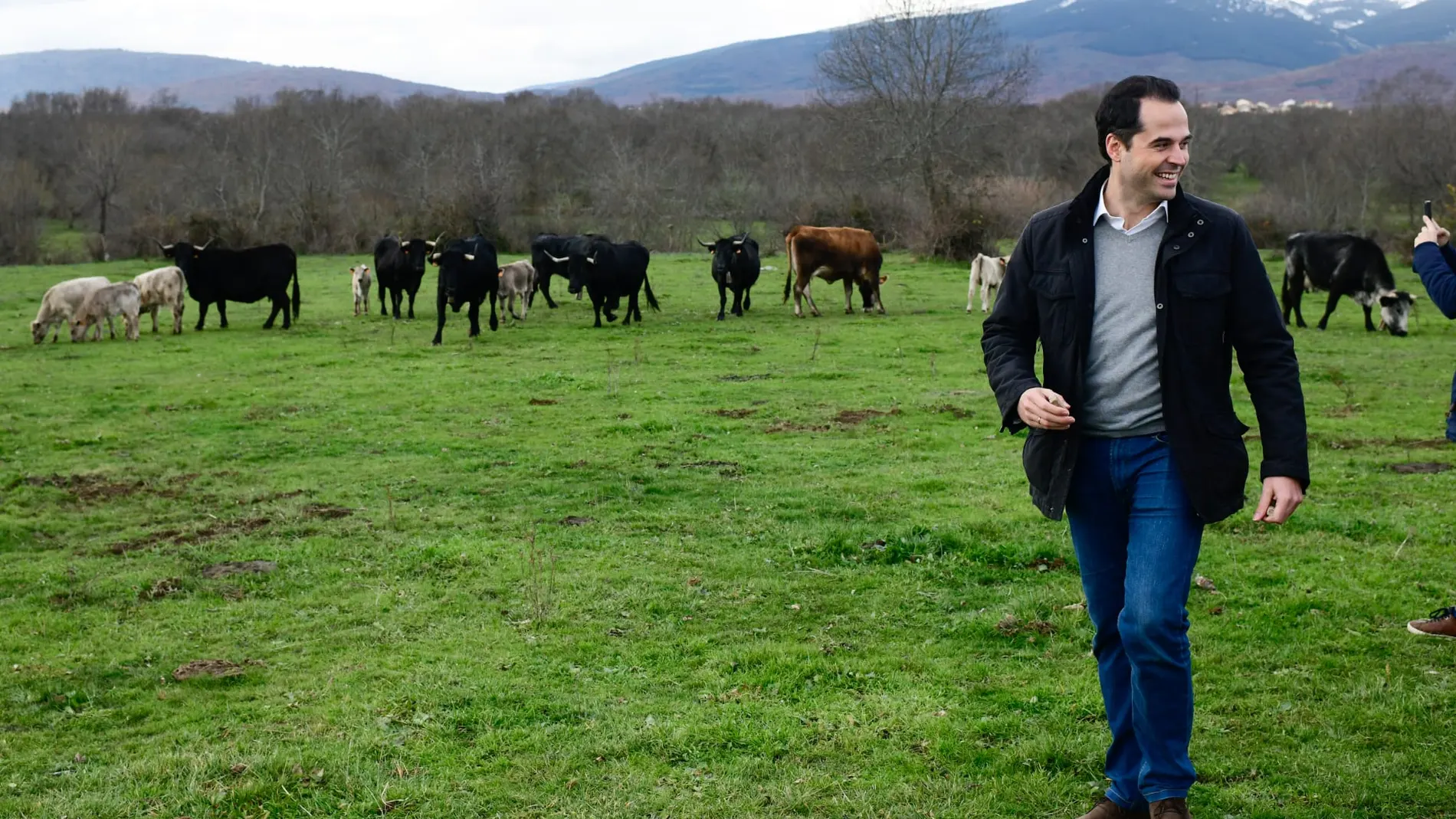 El vicepresidente de la Comunidad de Madrid, Ignacio Aguado, ha recorrido una de las explotaciones ganaderas de la Sierra Norte