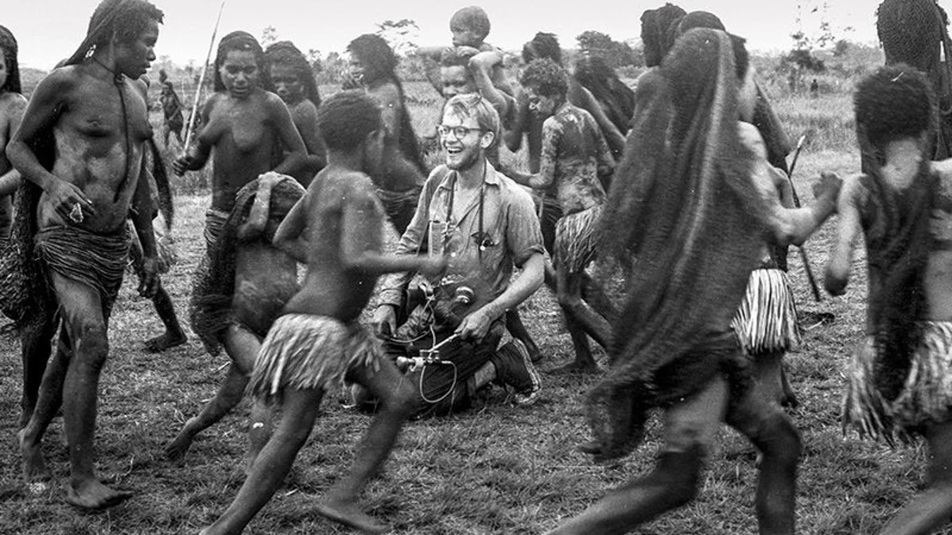 Michael Rockefeller en una de sus visitas a estas tribus