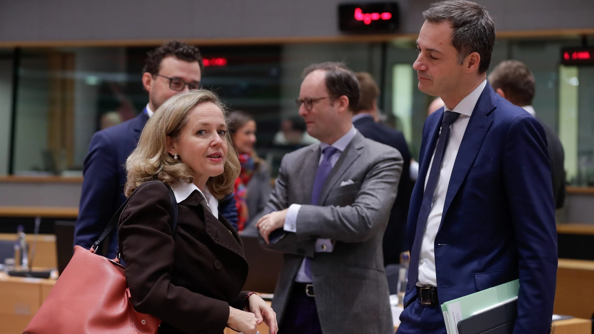 La ministra de Economía en funciones, Nadia Calviño, habla ayer en Bruselas con su homólogo belga, Alexander De Croo