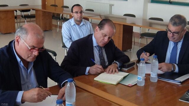 Javier Labarga, de la Cámara de Comercio de Valladolid; José Antono Lobato, de El Corte Inglés; y Gabriel García, de Carrefour, durante la reunión