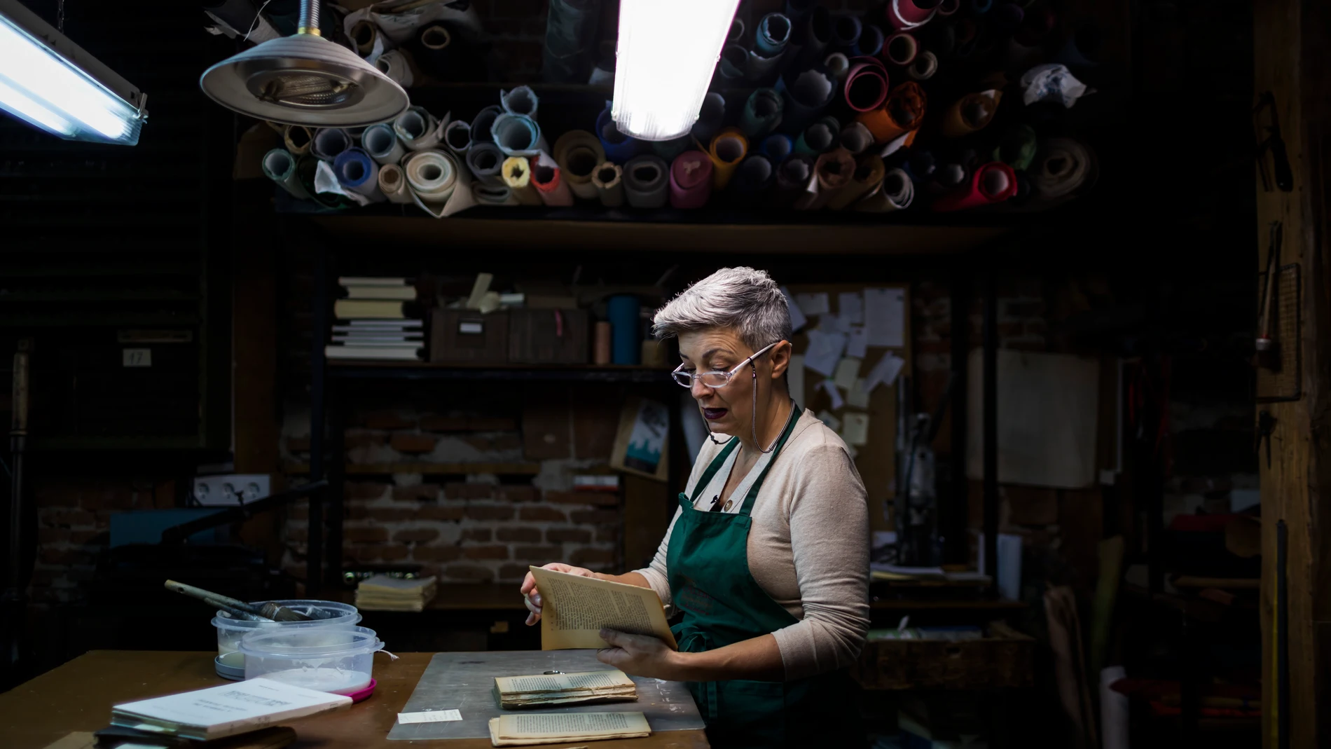 Maite, del Taller de encuadernacion Artesanal Calero, realizando tareas de restauracion de libros.© Alberto R. Roldan / Diario La Razón