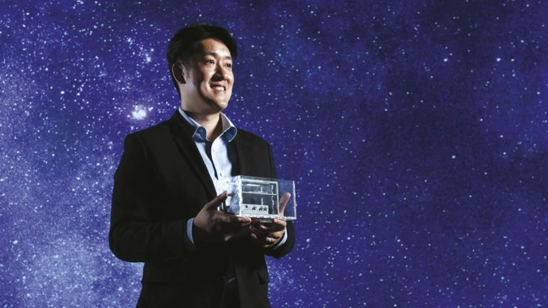 Joshua Chou sostiene un prototipo del primer dispositivo de microgravedad de Australia. El próximo año, el equipo de Joshua cargará cuatro tipos de células cancerosas: ovario, seno, nariz y pulmón en el dispositivo y lo lanzará a la Estación Espacial Internacional