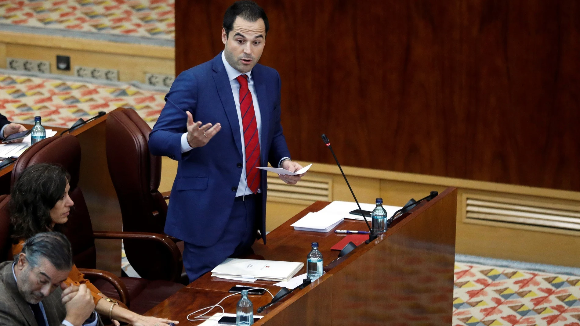 El vicepresidente Ignacio Aguado (d) durante un pleno de la Asamblea