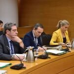 Los miembros de la oposición en la comisión de Economía, poco antes de abandonar la sesión