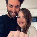 Emma Stone, muy feliz junto a Dave McCary, enseña el anillo de compromiso