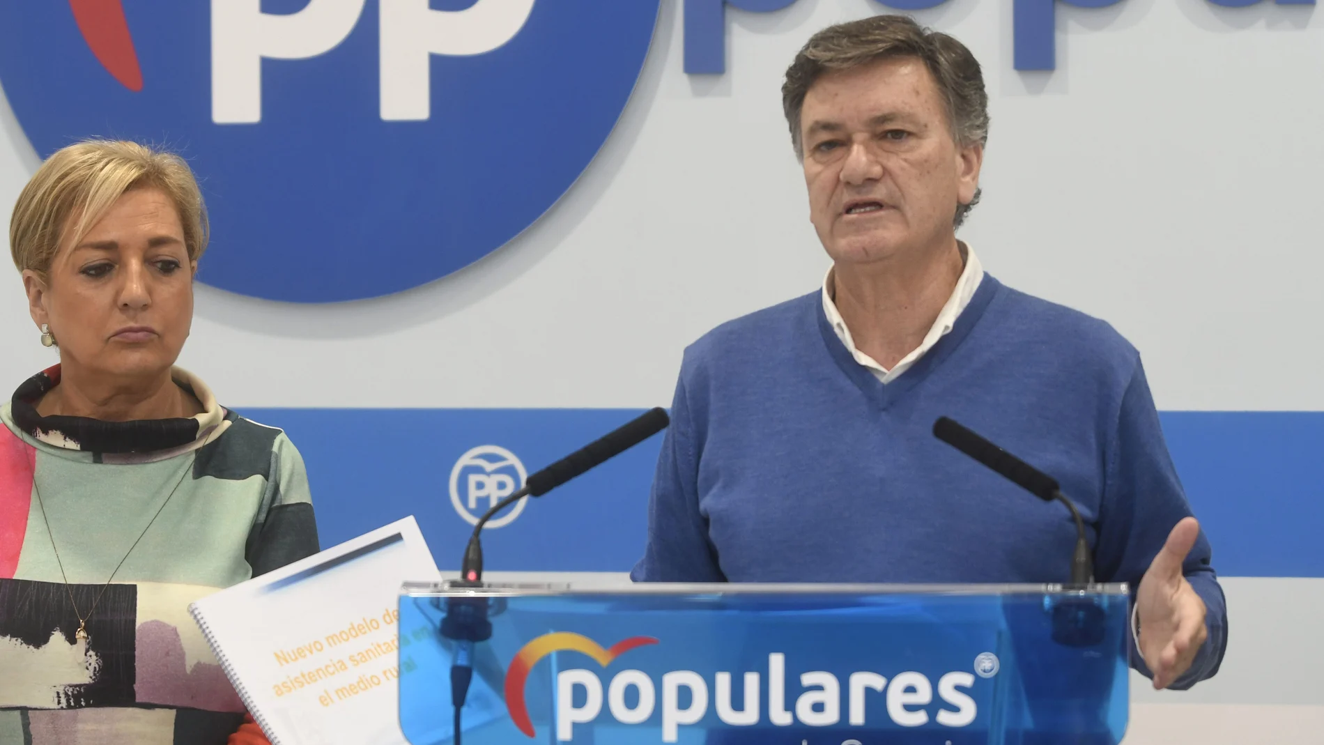 El secretario regional del PP, Francisco Vázquez, atiende a los periodistas en presencia de Paloma Sanz, presidenta del PP de Segovia