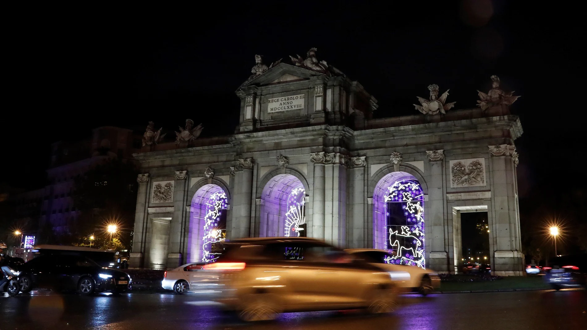 Vista de la Puerta de Alcalá con una de las decoraciones luminosas que inundan la capital con motivo de la celebración de la Navidad