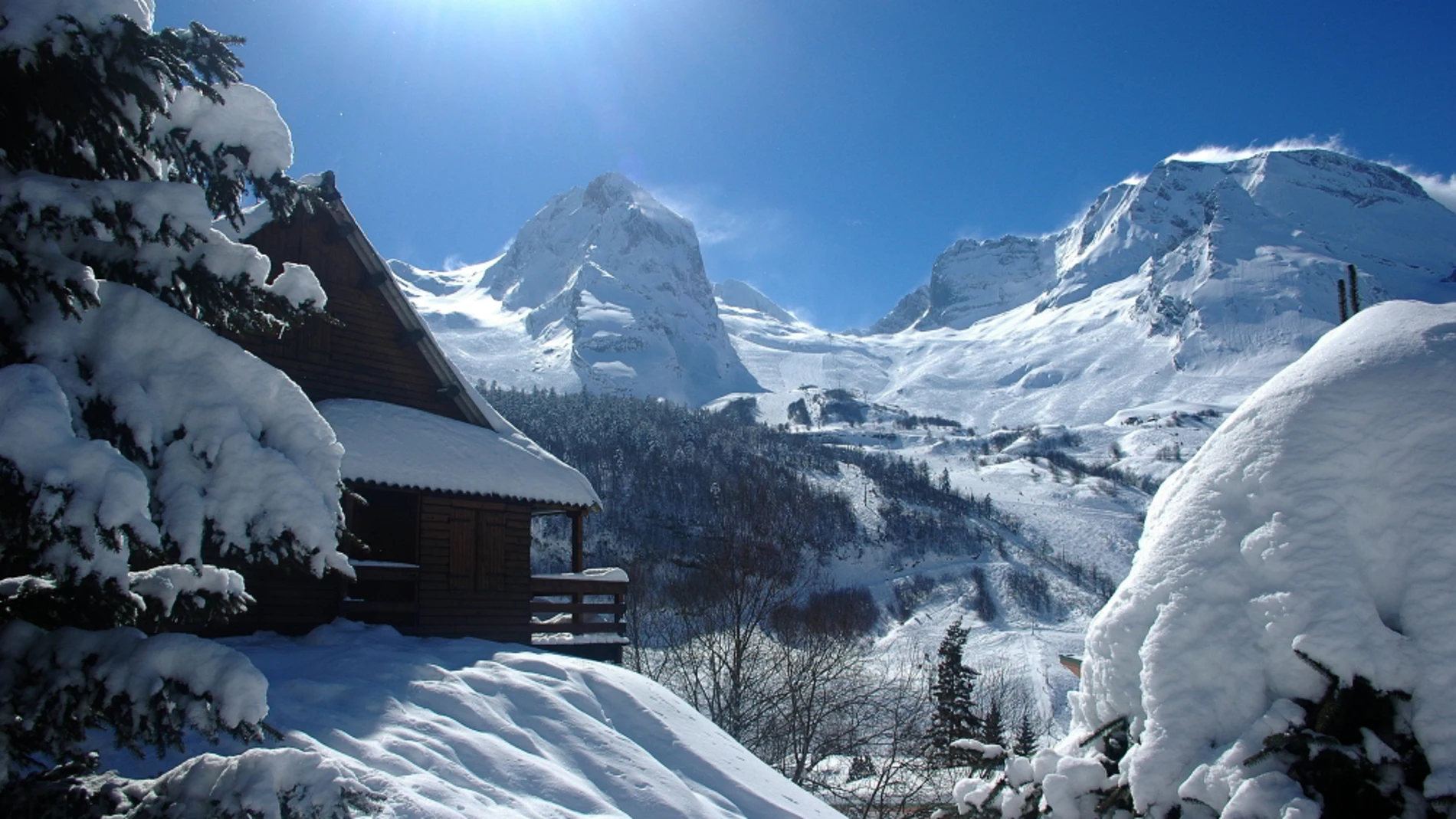 La alpina estación de esquí de Gourette cubierta de un manto blanco de nieve
