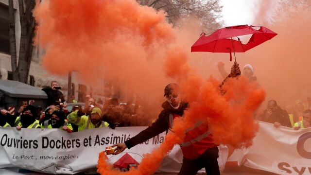 Protesta en Marsella contra las reformas de Macron. EFE/EPA/GUILLAUME HORCAJUELO