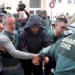 El asesino confeso a su llegada a los juzgados de Alzira (Valencia) acompañado de la Guardia Civil