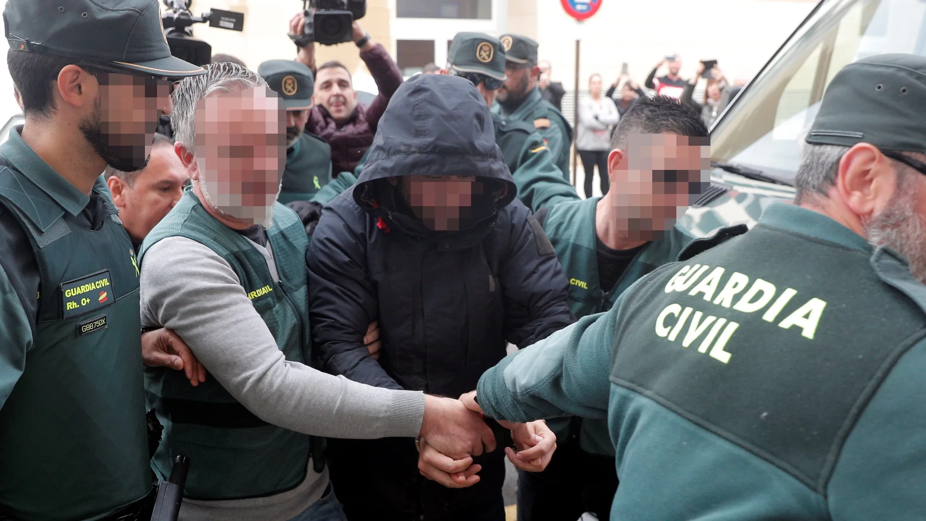 El asesino confeso a su llegada a los juzgados de Alzira (Valencia) acompañado de la Guardia Civil