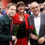 Los nuevos líderes del SPD Norbert Walter-Borjans y Saskia Esken junto al jefe de las juventudes del partido Kevin Kuehnert