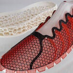 Las dos partes de una zapatillas fabricadas con impresión 3D