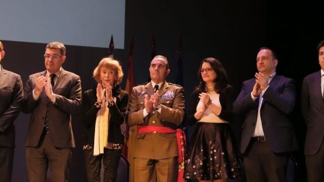 El presidente de la Diputación de Alicante, Carlos Mazón (d) no aplaude el discurso pronunciado por el presidente de la Generalitat Valenciana, Ximo Puig