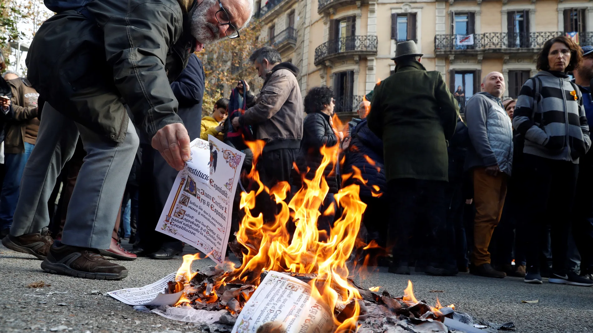 Varias personas queman ejemplares de la constitución española en las calles de Barcelona
