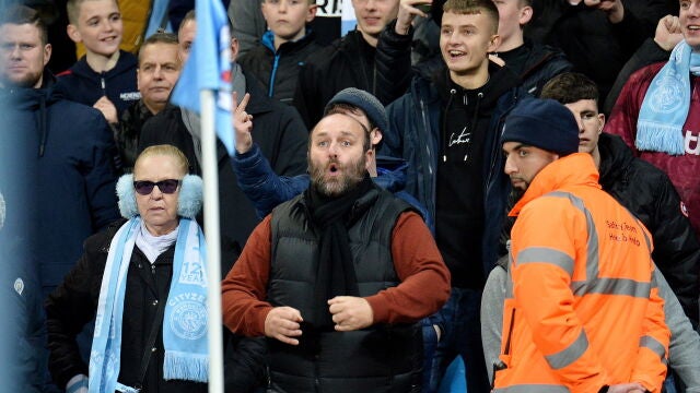 Imagen del sector del Etihad que lanzó los mecheros contra Fred