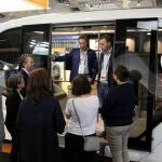Asistentes a la Smart City Expo contemplan una demo tecnológica.
