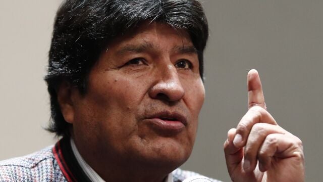 AME3584. CIUDAD DE MÉXICO (MÉXICO), 06/12/2019.- Fotografía de archivo del 20 de noviembre de 2019 del expresidente de Bolivia Evo Morales durante una conferencia de prensa en Ciudad de México (México). Morales, asilado en México, viajó este viernes a Cuba para una consulta médica, indicaron fuentes diplomáticas y del entorno del exmandatario.Fuentes de la Secretaría de Relaciones Exteriores indicaron que "Morales viajó por la mañana rumbo a Cuba", y que el expresidente informó que "se trata de un viaje temporal". EFE/José Méndez/ARCHIVO