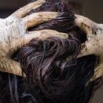 Mujer usando tinte permanente para el cabello