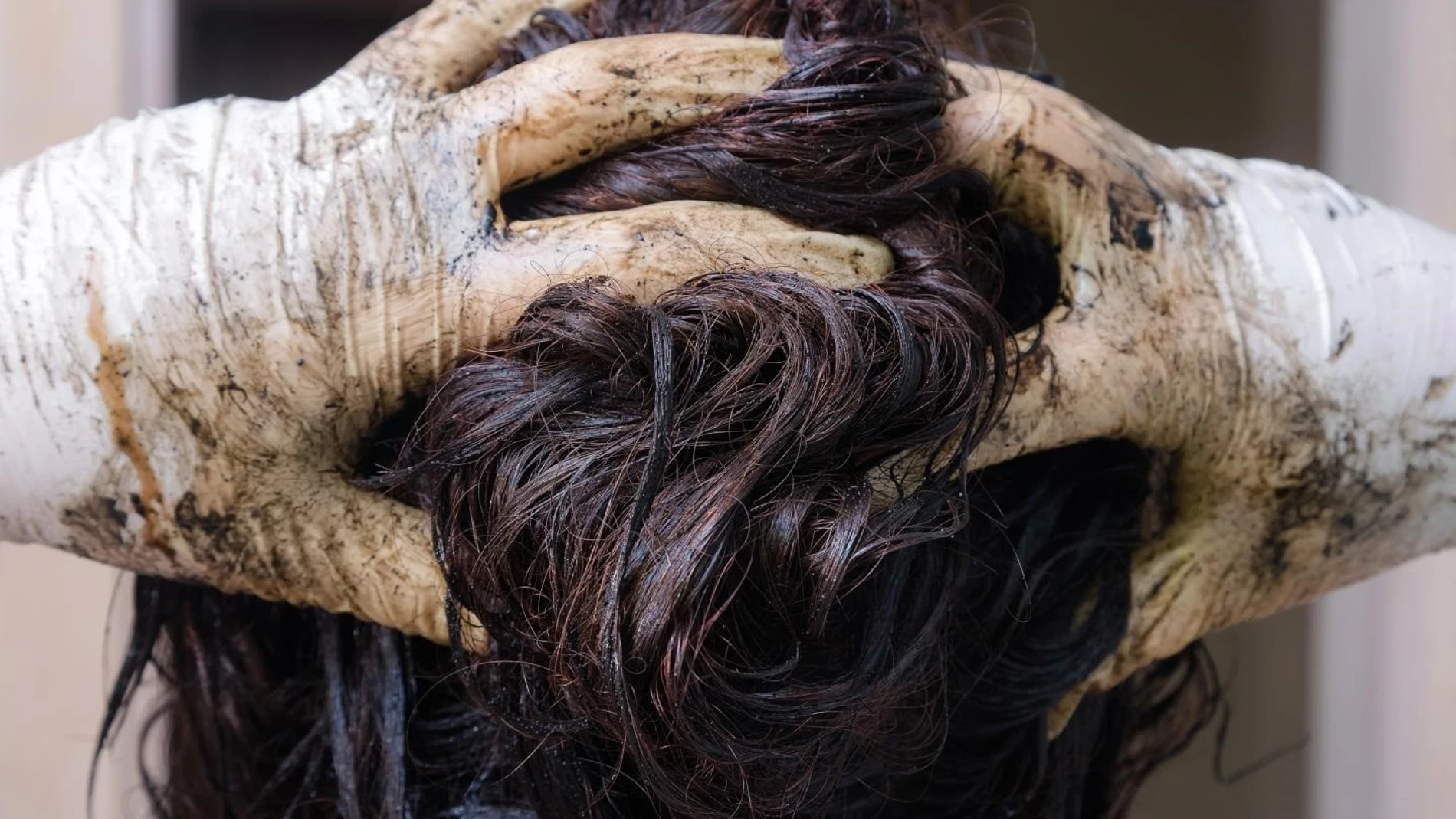 Mujer usando tinte permanente para el cabello