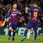 GRAF5265. BARCELONA, 07/12/2019.- El delantero del FC Barcelona Leo Messi (i) celebra con Luis Suárez tras marcar el quinto gol ante el RCD Mallorca, durante el partido de Liga en Primera División disputado este sábado en el Camp Nou, en Barcelona. EFE/Alejandro García