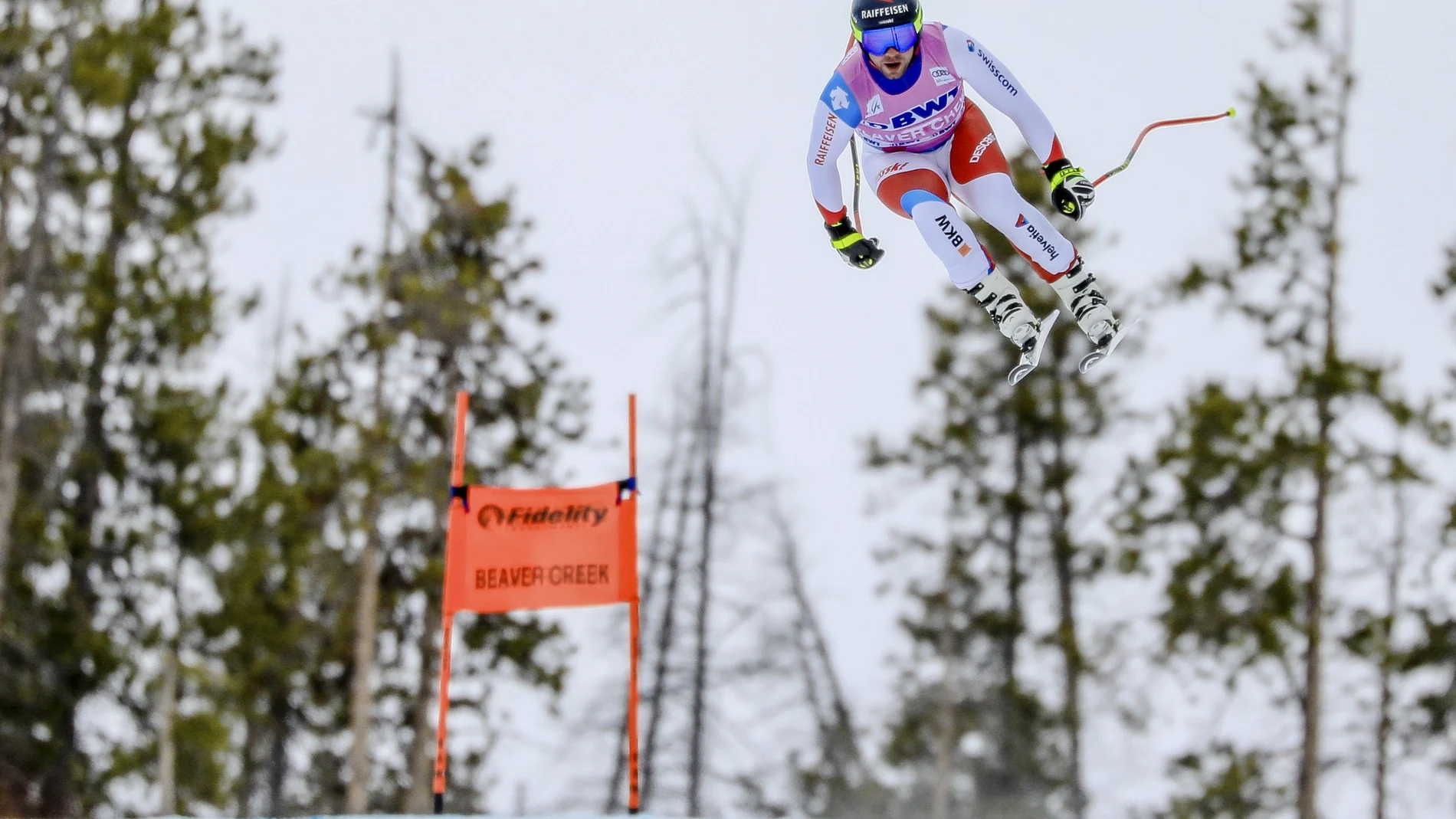 El suizo Beat Feuz "vuela" durante la carrera de esquí alpino de la Copa del Mundo masculina, Foto Chris Dillmann/Vail Daily via AP)