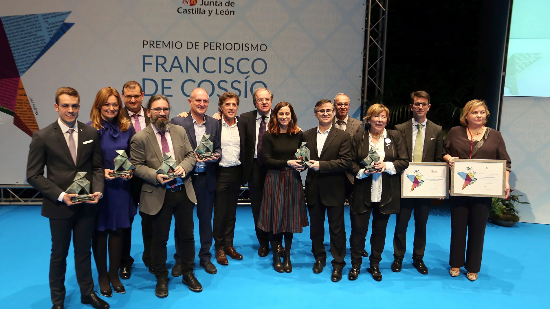 Foto de familia del ex presidente Juan Vicente Herrera con los premiados del codiciado Francisco de Cossío de la edición de 2018